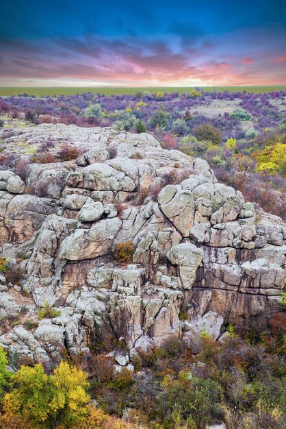 Aktovsky-Schlucht, Ukraine. Herbstliche Bäume und große Steinbrocken herum