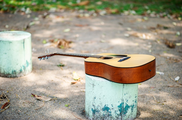 Akustische Gitarre im Freien