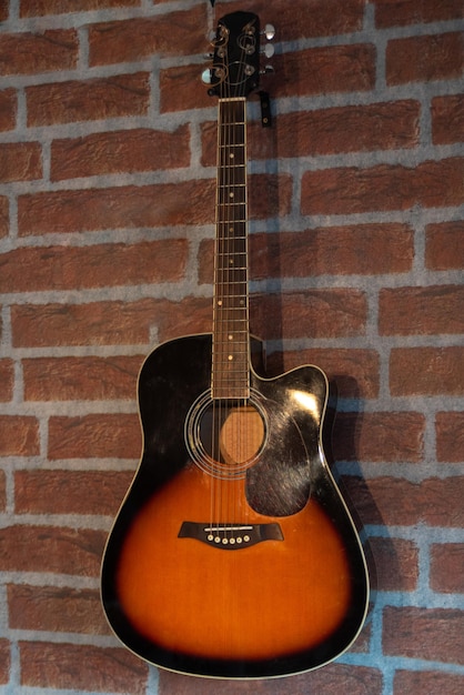 Akustische Gitarre schöne Gitarre, die verwendet wird, um einen selektiven Fokus eines Friseursalons zu dekorieren