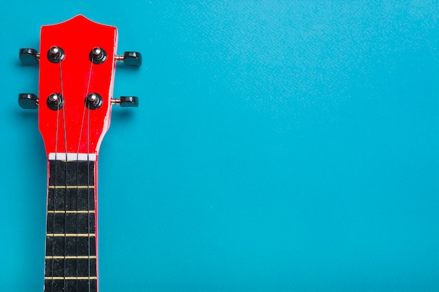 Foto akustischer klassischer gitarrenkopf auf blauem hintergrund