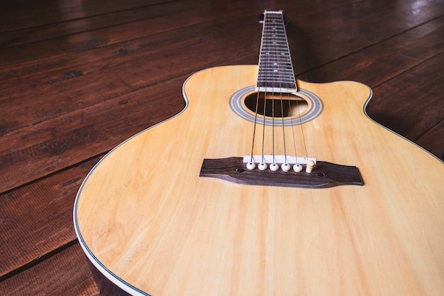 Akustisches Gitarreninstrument auf dem Tisch