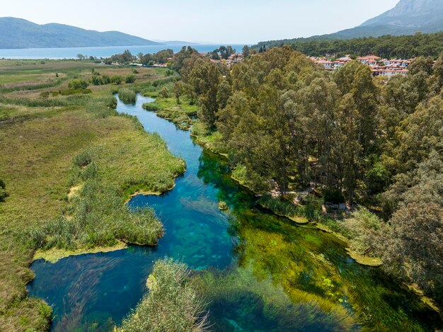 Akyaka - Mugla - Türkei, Blick auf den Fluss Akyaka im Dorf Akyaka in der Türkei. Drohnenschuss.