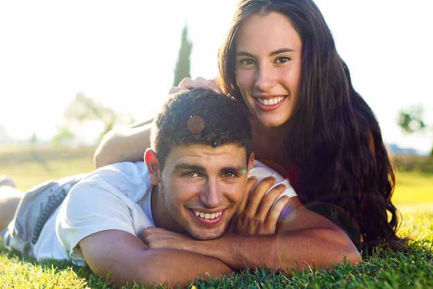 al aire libre masculina adulta juntos jardín