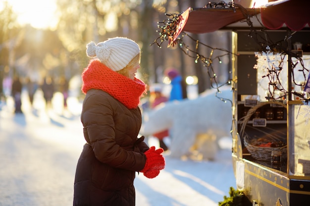 Al aire libre retrato de mujer hermosa joven en la ciudad de invierno