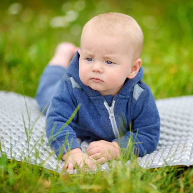 Al aire libre retrato de niño pequeño