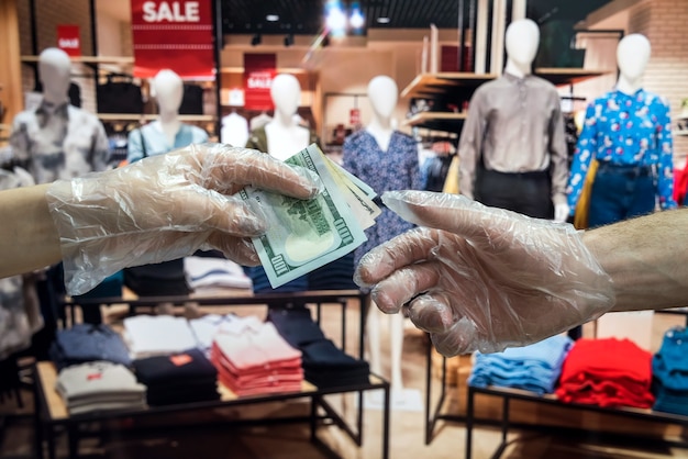 Al comprar ropa en la tienda, el comprador paga dinero por la compra. estilo de vida