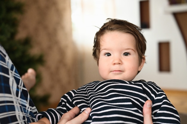 Al hijo le encanta pasar tiempo con su padre. Padre e hijo se divierten. Padre solo en casa con un niño jugando juntos.