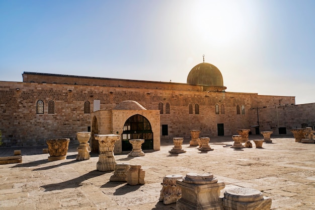 Al-Masjid al-Aqsa es una mezquita ubicada en el monte del templo de Jerusalén. Es el tercer sitio más sagrado del Islam después de Masjid al-Haram en La Meca y la Mezquita del Profeta en Medina. Monte del Templo, Jerusalén, Israel.