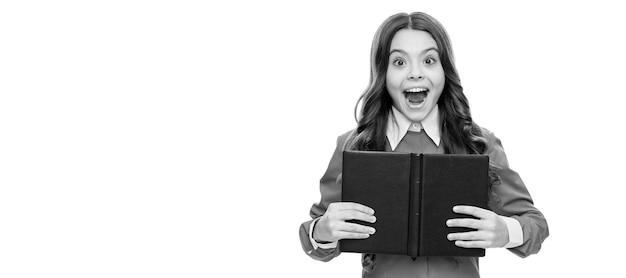 Al obtener un nuevo libro Niño feliz sostenga el libro Biblioteca académica Educación escolar Banner de estudiante colegiala Retrato de alumno de niño escolar con espacio de copia