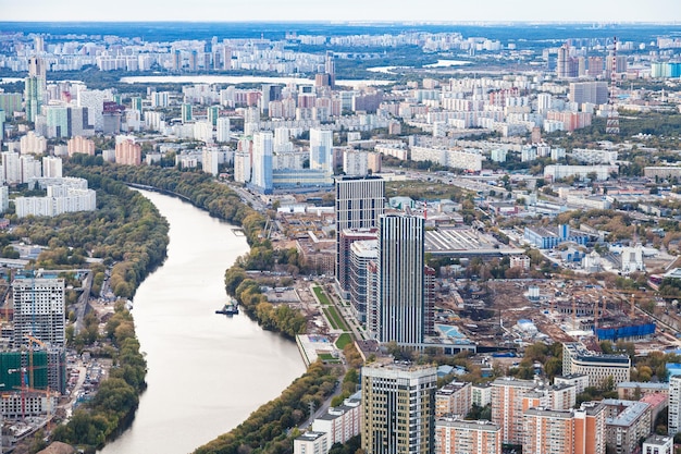 Al oeste de la ciudad de Moscú con el río Moskva al atardecer