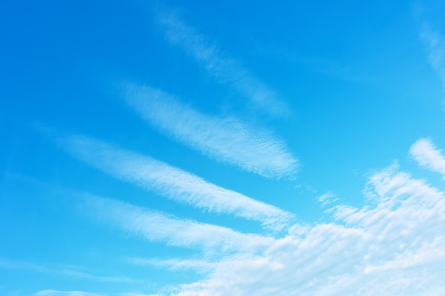 Ala de ángel: cielo azul con nubes de fantasía místicas