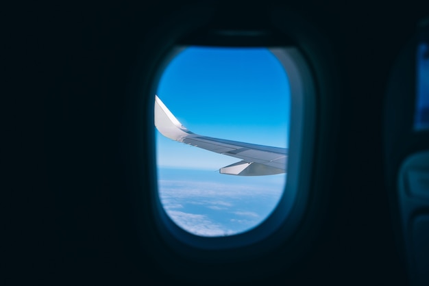 Ala de avión con cielo azul y nubes