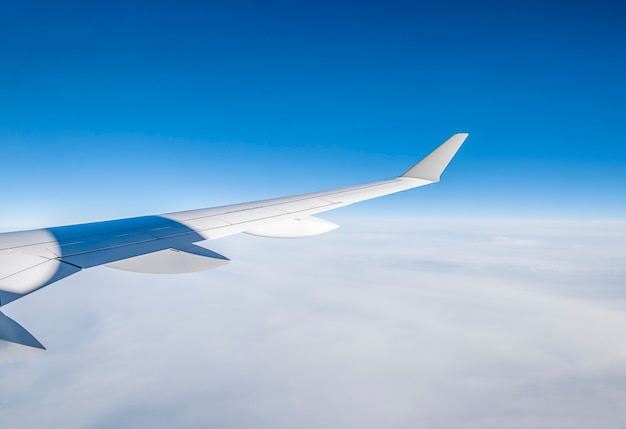 Ala de avión en el cielo azul