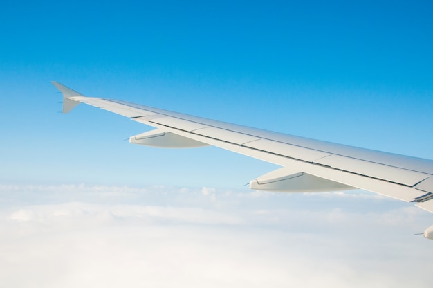 El ala de un avión en el cielo sobre las nubes.