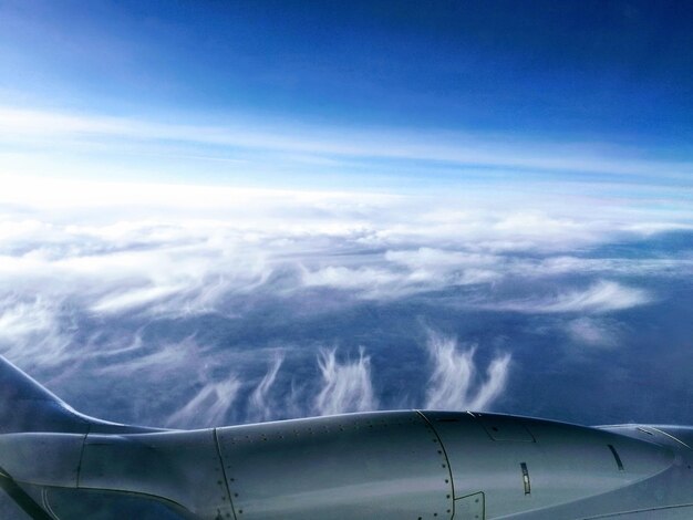 Foto el ala del avión contra el cielo nublado