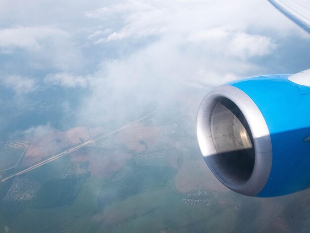 Foto ala de un avión contra el cielo