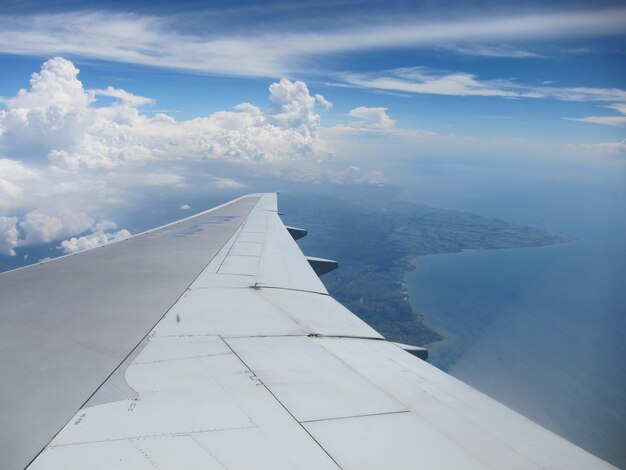 Foto ala de un avión contra el cielo