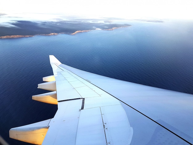 Foto ala de avión con escena de mar