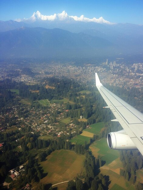 un ala de avión está por encima de la ciudad