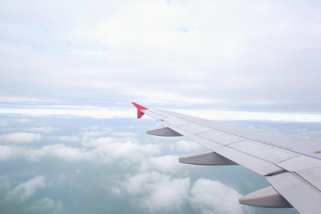 Ala de avión nubes blancas y cielo azul