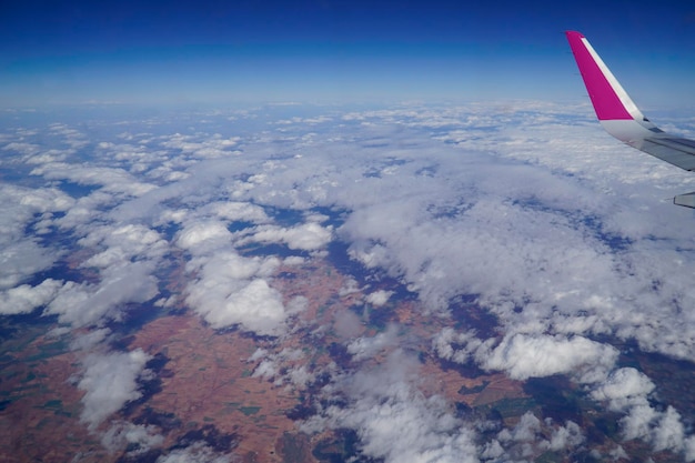 Ala de avión y nubes mientras vuela