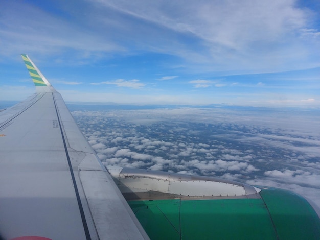 El ala de un avión con la palabra alaska