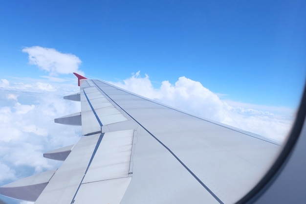 Foto ala de un avión, sobre las nubes y el cielo azul