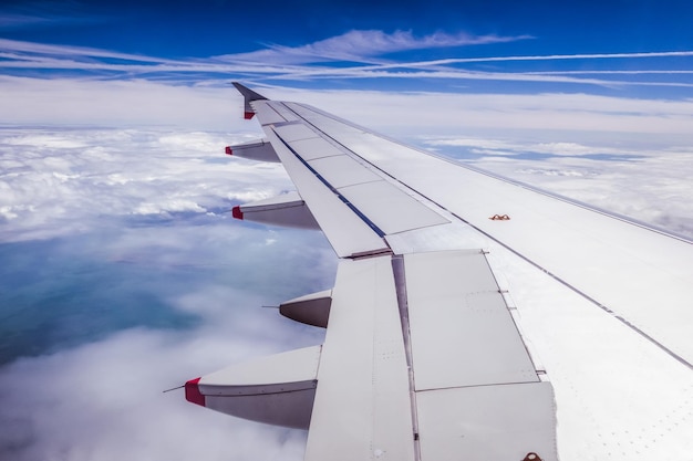 Ala de avión a través de la ventana del avión Efecto invernadero calentamiento global