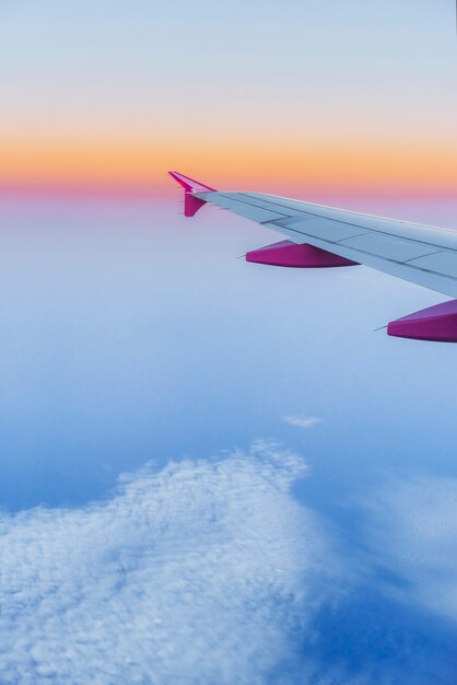 Ala de avión y una vista de cúmulos