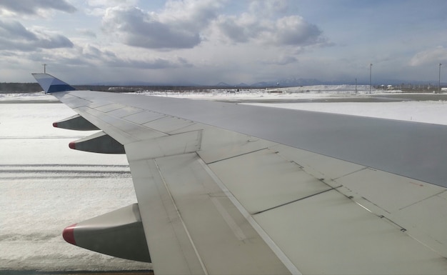 Foto ala de avión con vista de nieve