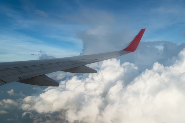 Ala de un avión volando por encima de las nubes.