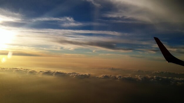 Foto el ala de un avión volando sobre el paisaje nublado