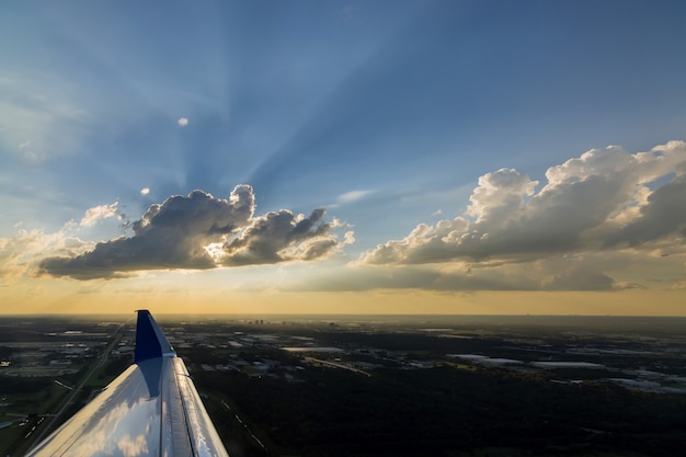 Ala de avión durante el vuelo en una maravillosa puesta de sol