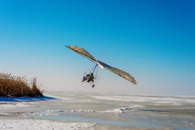 Ala delta deportiva blanca en un campo de hielo