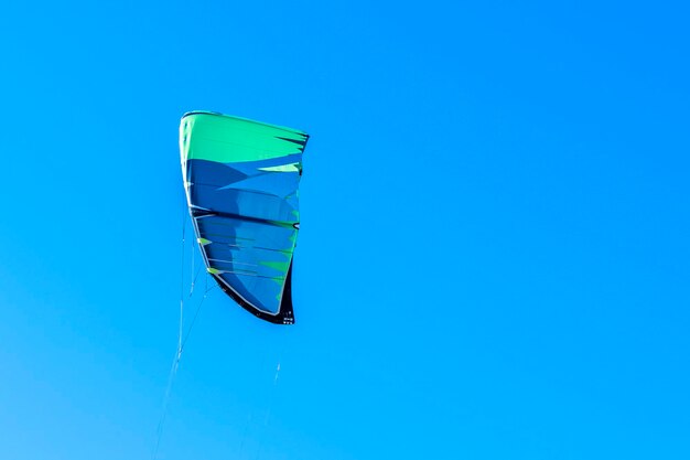 Ala de kitesurf contra el cielo azul Kitesurf en el mar