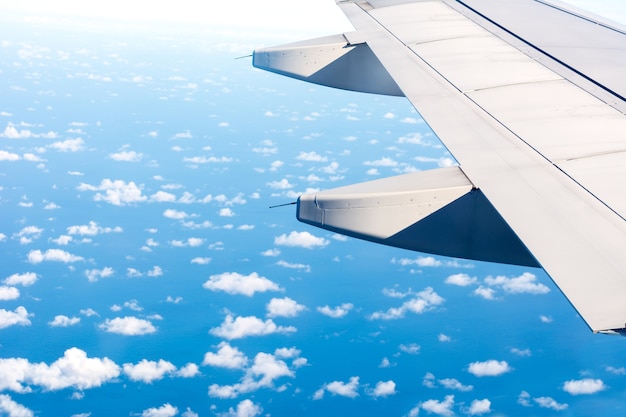 Foto ala de la línea aérea sobre la nube del cielo y el océano azul.