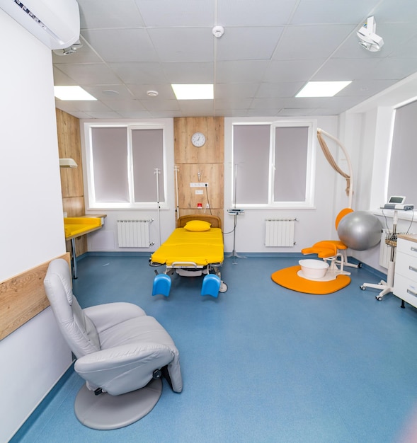 Ala moderna de recuperação Sala de hospital vazia com novo mobiliário médico
