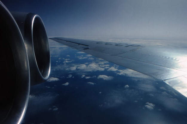 Foto ala y motor del avión recortados contra el cielo