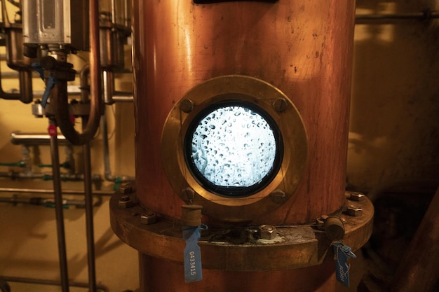 Foto alámbico de cobre dentro de la destilería