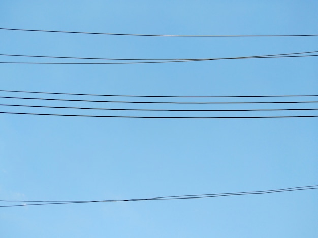 Alambre con fondo de cielo azul