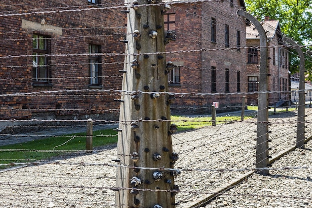 Alambre de púas alrededor del campo de concentración de Auschwitz-Birkenau. Oswiecim, Polonia