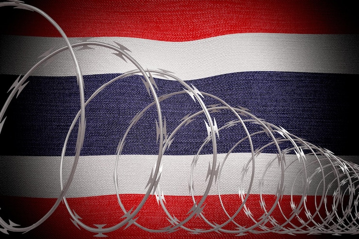 Foto alambre de púas en espiral y bandera de tailandia ilustración en 3d