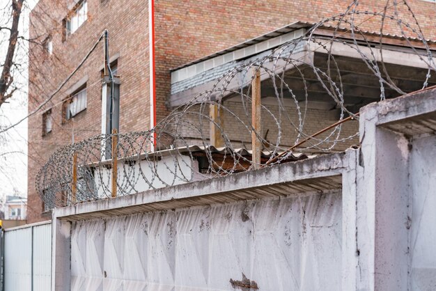 Alambre de púas sobre la cerca de hormigón de la prisión Control de seguridad de la pared Limitación de peligro Prohibición prohibida Prisionero Espiral afilada Prisionero Crimen criminal