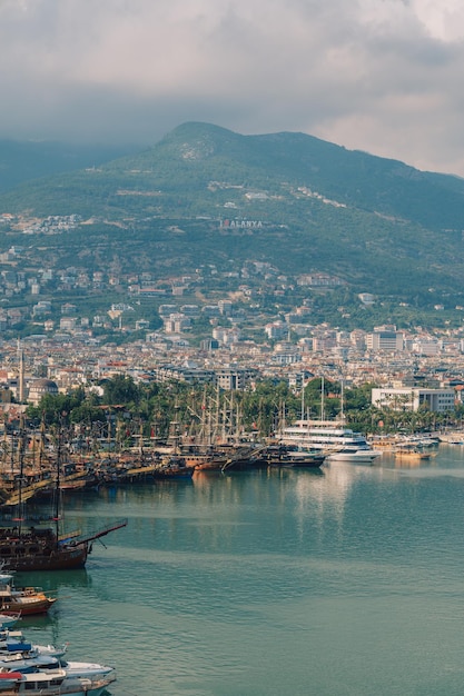 Foto alanya cidade peru vista da torre vermelha kizil kule