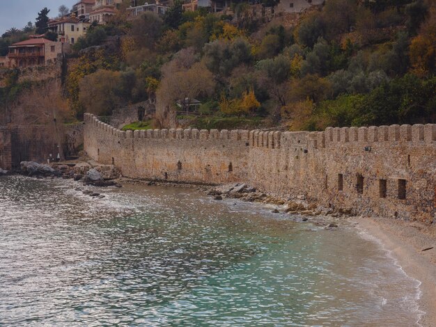 Foto alanya pavo paseo de invierno por el mar mediterráneo astilleros y arsenal en alanya