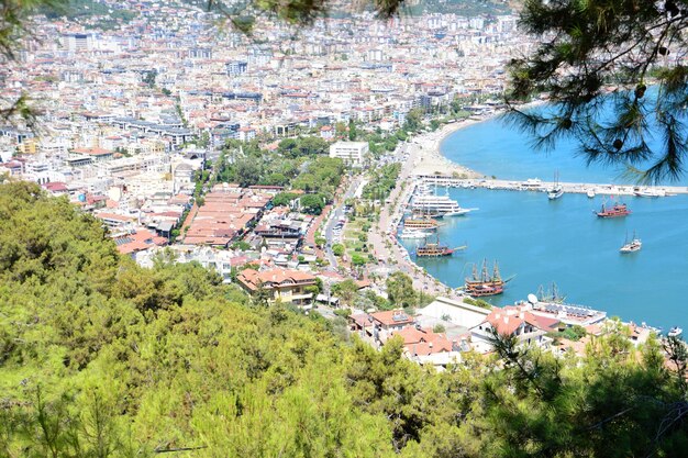 Alanya townin Turquía con puerto marítimo y mar, vista desde la cima de la montaña