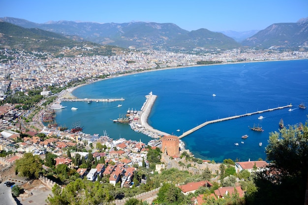 Alanya turca com porto e farol, vista do topo da montanha