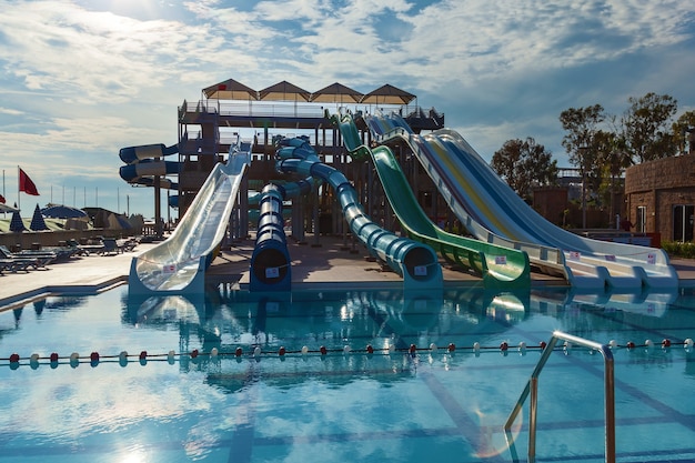 Alanya, Turquía 6 de mayo de 2016: muchos toboganes de agua por sí mismos entre la superficie del agua, Aquapark