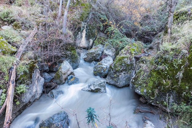 Foto alargamento do rio monachil na rota dos cahorros granada