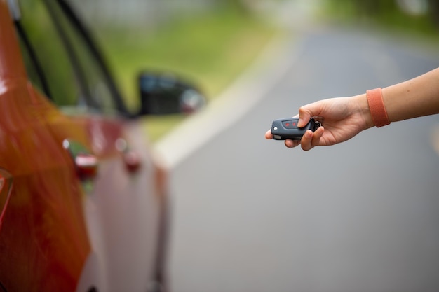 Alarma automática del automóvil y bloqueo central remoto Las llaves del automóvil en la mano del conductor envían una señal al vehículo